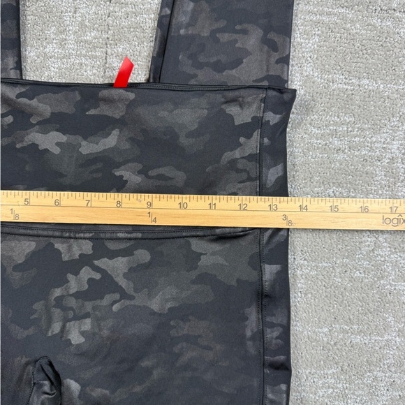 Spanx Black Camo Pull on Shiny Ankle Length Womens Legging Size Lg - Picture 2 of 7